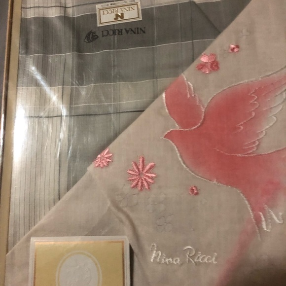 Authentic NINA RICCI Brand new 2 handkerchiefs in a box - Picture 5 of 5